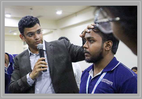 Hands-on training session on soft contact lens